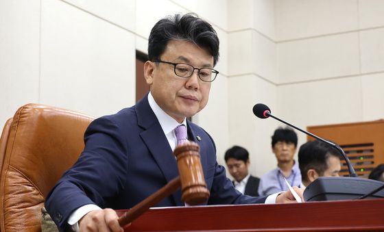 의사봉 두드리는 진성준 위원장