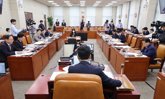 강신철 후보자 인사청문회 실시계획서 채택하는 국방위