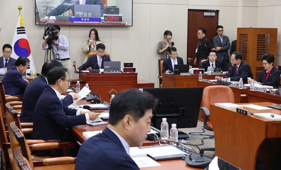 국방위원회 주재하는 진성준 위원장