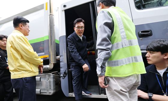 김민석, 청소차량 타고 환경미화원 작업 환경 점검