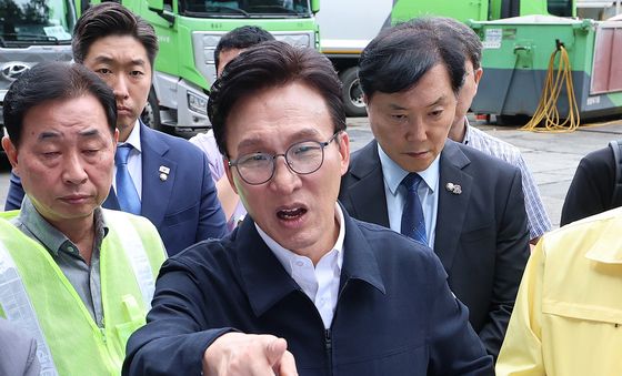 환경미화원 업무 환경 점검하는 김민석 대표