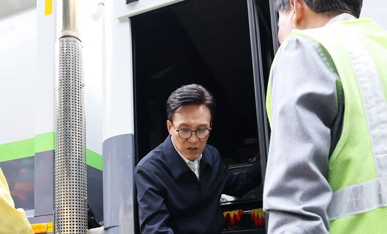 저상형 청소차량 탑승하는 김민석 대표