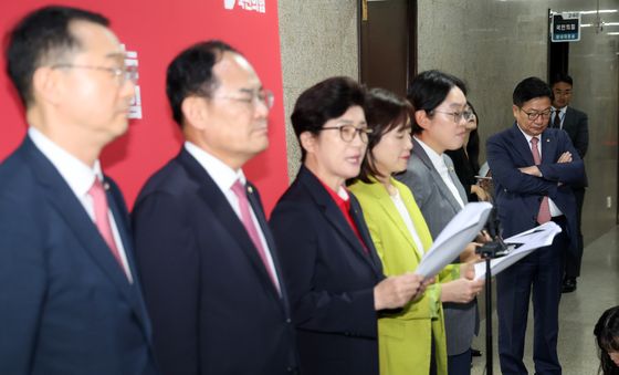 野 성평등위 기자회견 경청하는 정점식 원내대표