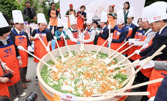밥퍼 1500만 그릇 기념 '대형 비빔밥'