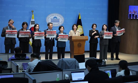 기자회견 연 성평등위 위원들
