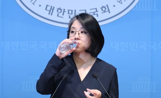 목 축이는 용혜인 후보자