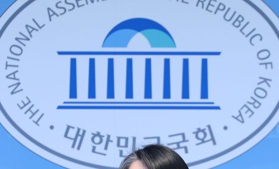 물 마시는 용혜인 후보자