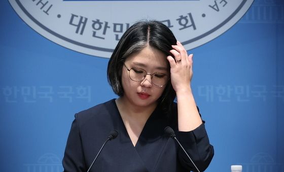 머리 만지는 용혜진 후보자