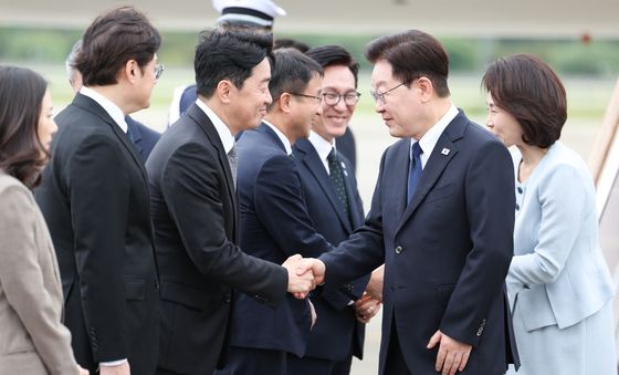 강훈식 비서실장과 인사하는 이재명 대통령