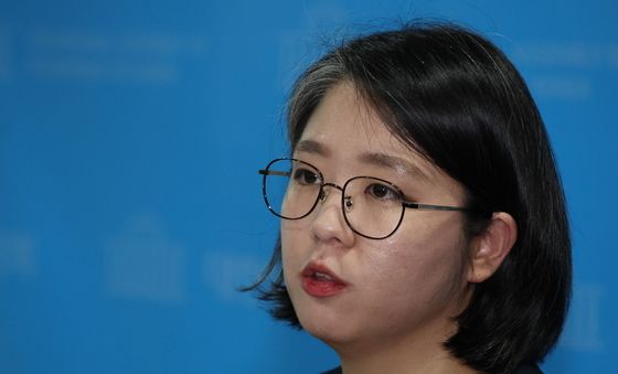 취재진 질문 받는 용혜인