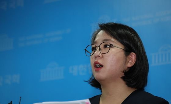 취재진 질문 받는 용혜인