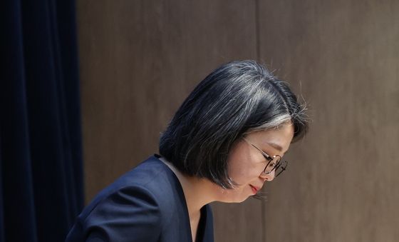 고개 숙여 인사하는 용혜인