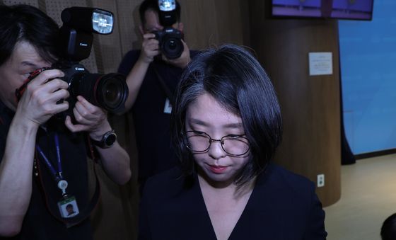 기자회견장 나서는 용혜인 후보자