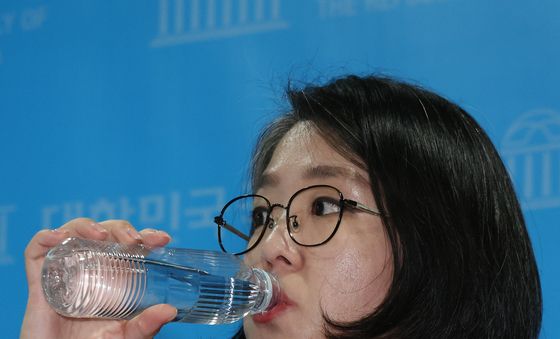 물 마시는 용혜인 후보자