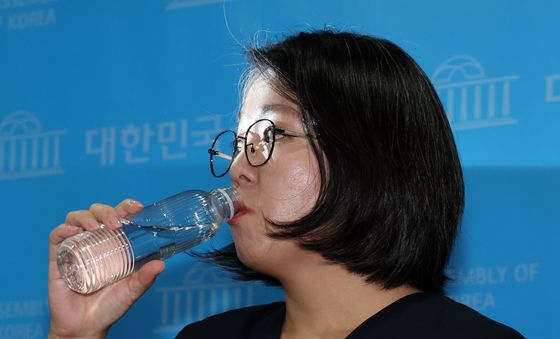 물 마시는 용혜인 후보자