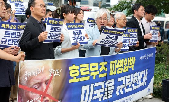 파병강요 규탄하는 촛불행동 활동가들