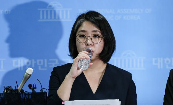 목 축이는 용혜인 후보자