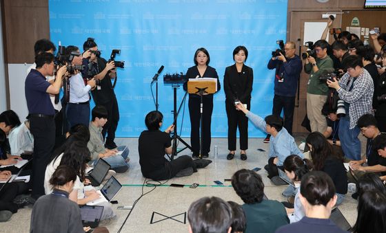 취재진 질문에 답하는 용혜인 장관 후보자