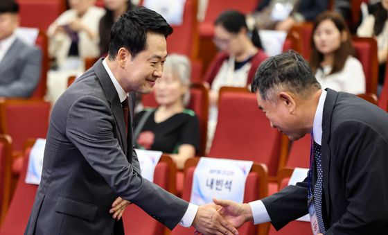 참석자와 인사 나누는 장동혁 대표