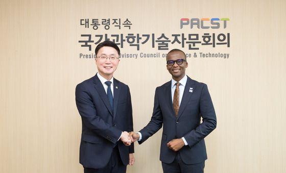 악수하는 류제명 차관과 보츠와나 부통령
