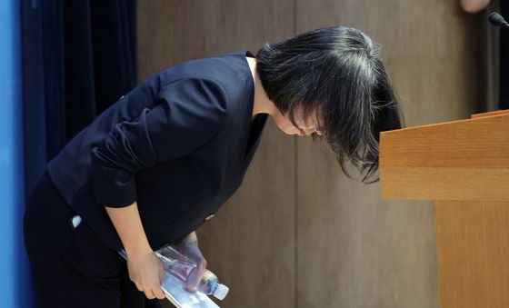 고개 숙여 인사하는 용혜인 후보자