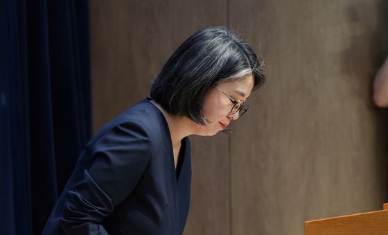 고개 숙여 인사하는 용혜인 후보자