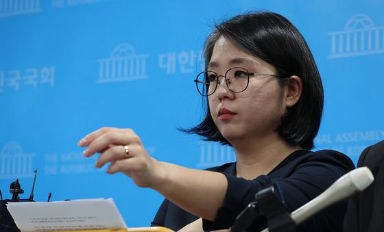 소매 걷어 올리는 용혜인 후보자