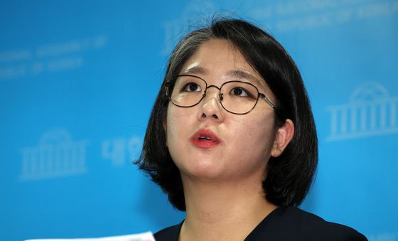 취재진 질문 받는 용혜인 후보자