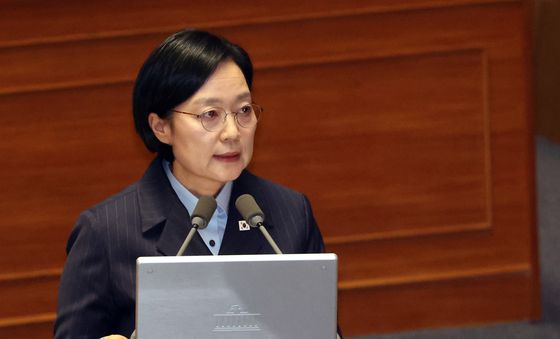 대정부질문 답하는 한성숙 총리