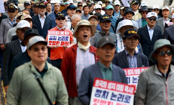 애국가 제창하는 3군 사관학교 총동창회 회원들