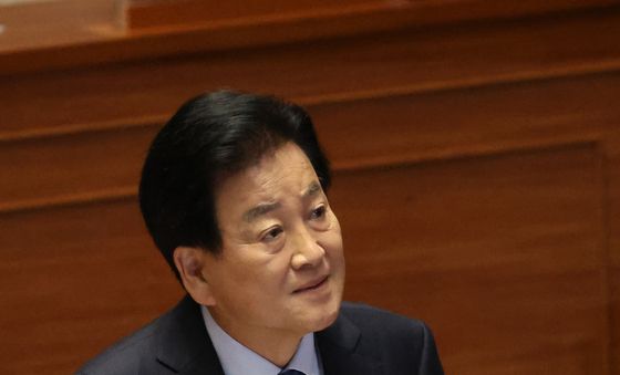 답변하는 정동영 장관
