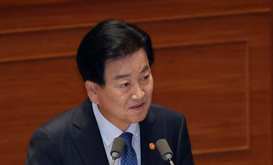 답변하는 정동영 장관