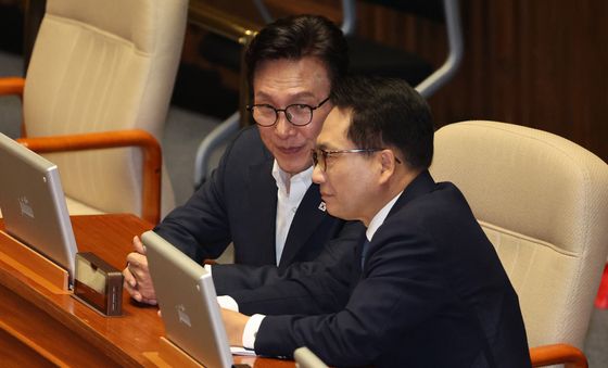 대화 나누는 김민석·박선원