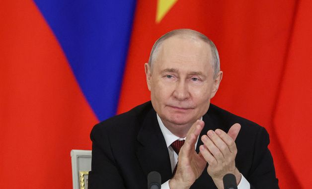 [포토] 박수 치는 푸틴 대통령