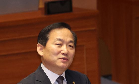 답변하는 이두희 차관