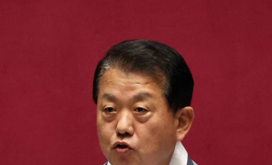 한복 입고 대정부질문하는 김병주 의원