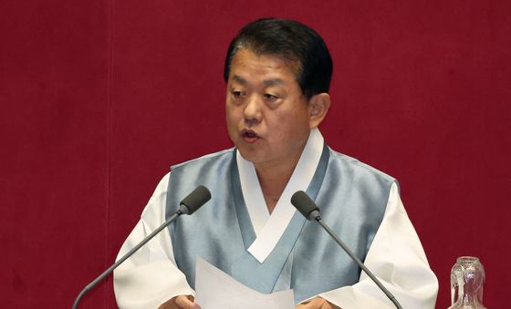한복 입고 대정부질문하는 김병주 의원