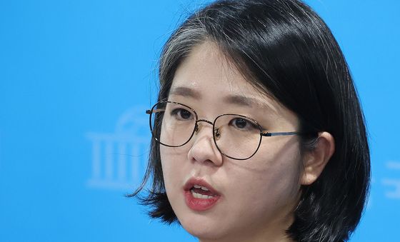 답변하는 용혜인 장관 후보자