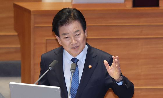 대정부 질문 답변하는 정동영
