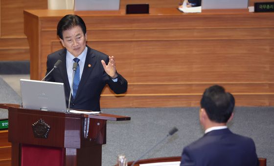답변하는 정동영 장관
