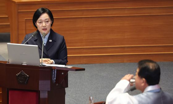 답변하는 한성숙 총리