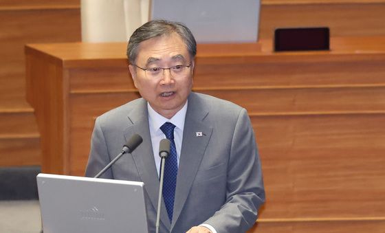 답변하는 조현 외교장관