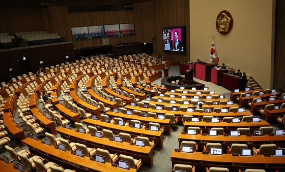 국회 본회의 대정부질문…'의원들은 어디에?'