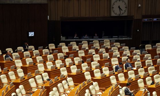 빈자리 눈에 띄는 국회 본회의 대정부질문