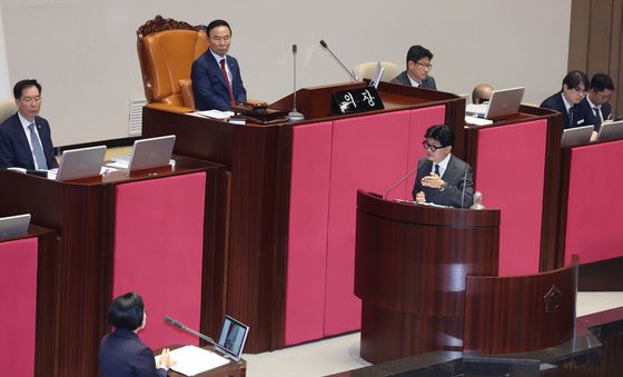 한성숙 총리에게 질문하는 한동훈