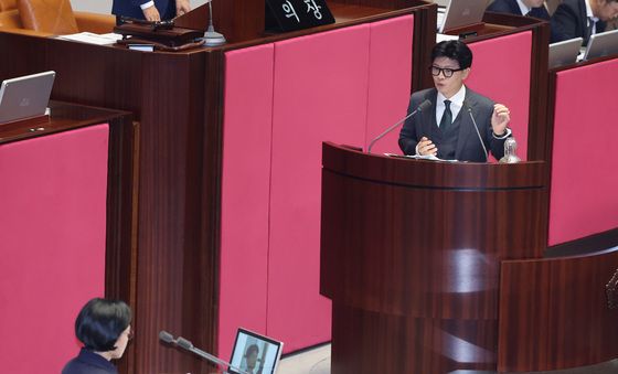한성숙 총리에게 대정부질문하는 한동훈