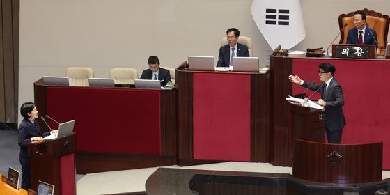 한성숙 총리에게 대정부 질문하는 한동훈