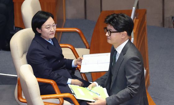 한성숙 총리 지나치는 한동훈