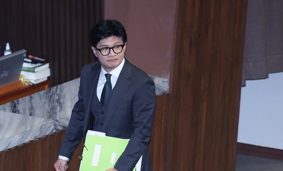 본회의장 나서는 한동훈
