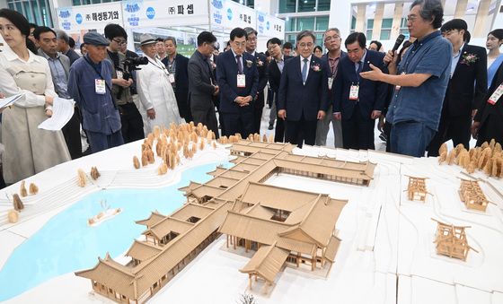 세계국가유산산업전 둘러보는 허민 국가유산청장